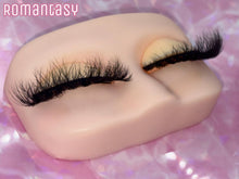 Lade das Bild in den Galerie-Viewer, Romantasy
