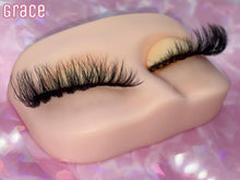 Lade das Bild in den Galerie-Viewer, Grace
