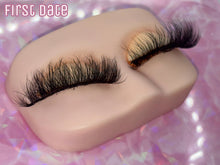 Lade das Bild in den Galerie-Viewer, First Date
