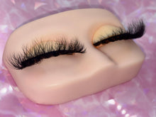 Lade das Bild in den Galerie-Viewer, Romantasy
