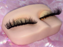 Lade das Bild in den Galerie-Viewer, Mia
