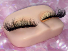 Lade das Bild in den Galerie-Viewer, Selena
