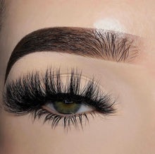 Lade das Bild in den Galerie-Viewer, Baddie
