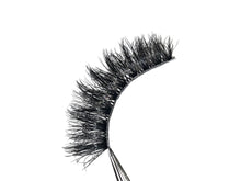 Lade das Bild in den Galerie-Viewer, Kylie
